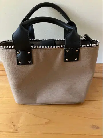 WCJ 스터드 장식 베이지 숄더백