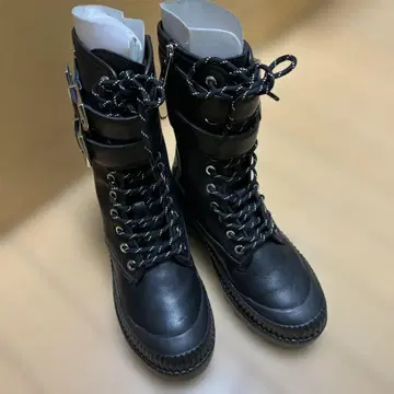 주말 가격 인하 KARLLAGERFELD 통굽 블랙 부츠 금속 버클 포함