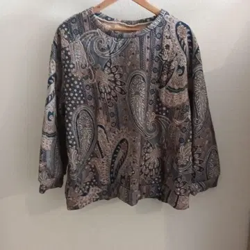 페이즐리 무늬 긴팔 상의 브라운 계열