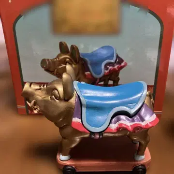 귀를 기울이면 지구 상점의 입구의 금돼지