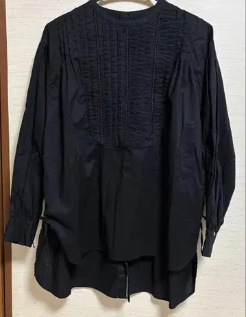 huitieme nid 블랙 광택 버튼 핀턱 사이드 개더 셔츠