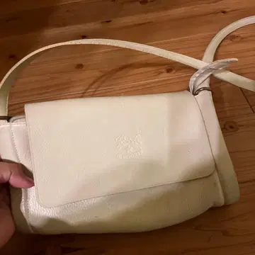 일비종떼 화이트 숄더백