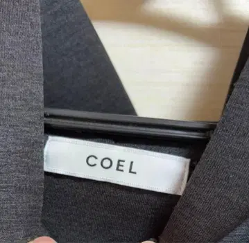 COEL 차콜 그레이 빅 로고 자수 루즈핏 후드티