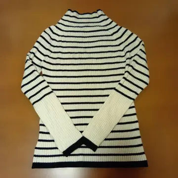 SENSE OF PLACE 스트라이프 터틀넥 니트 어반 리서치