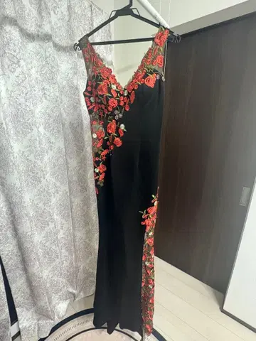 꽃무늬 자수 V넥 블랙 드레스