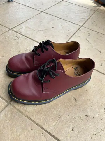 닥터 마틴 버건디 로우컷 슈즈