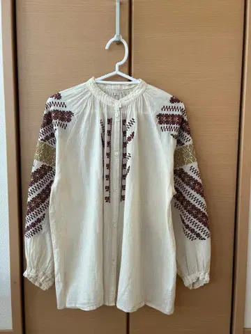 데님앤던거리 아이보리 자수 긴팔 셔츠 사이즈 2