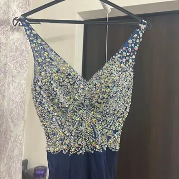 비쥬 장식 네이비 V넥 슬릿 드레스