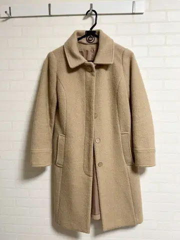 퍼 달린 베이지 롱 코트