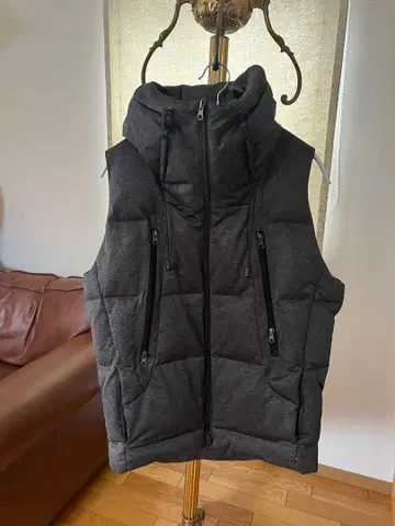 다크 그레이 후드 부착 다운 베스트