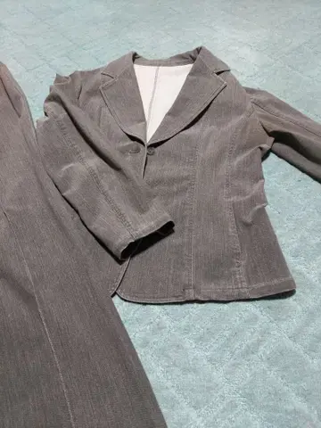 그레이 자켓과 팬츠 셋업