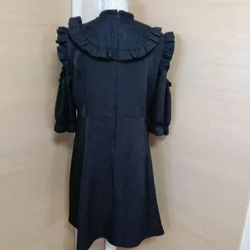 프릴 장식 블랙 원피스