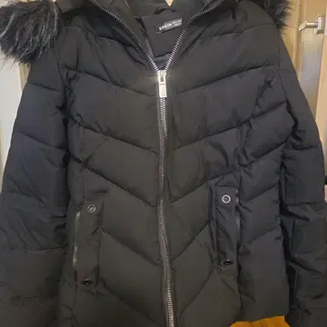 블랙 퍼가 달린 다운 재킷