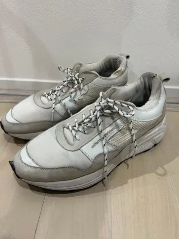 유니폼 익스페리먼트 스니커즈