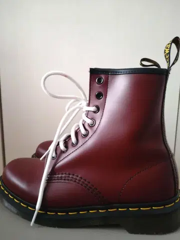 닥터마틴 8홀 부츠 체리 레드 (끈 2종류 포함)