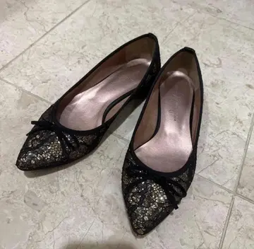 긴자 카네마츠 플랫슈즈 블랙과 금색 레이스