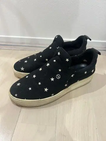 유니폼 익스페리먼트 롯폰기 기념 슬립온