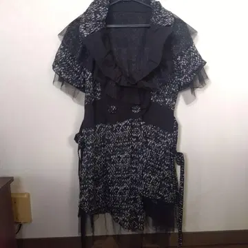 AEIKO KONDO 프릴 장식 블랙 화이트 베스트