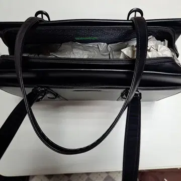 블랙 토트백 지퍼 포함