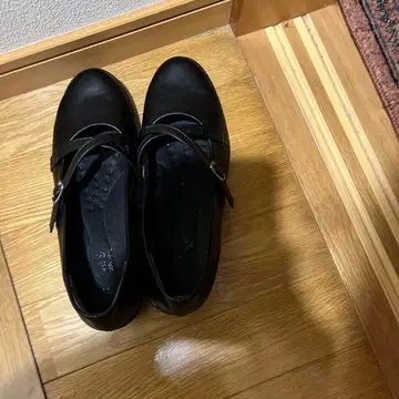 블랙 스트랩 펌프스