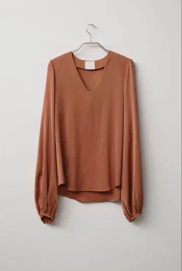 로완 loin. 실크 V넥 블라우스, 이가와 하루카