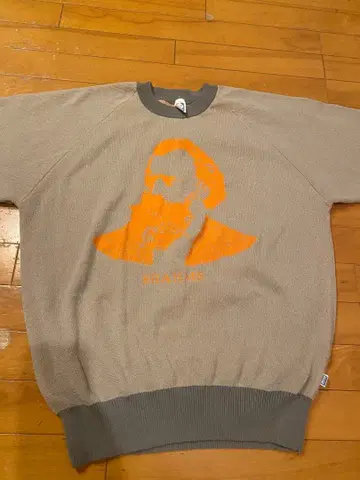 그레이 오렌지 프린트 크루넥 트레이닝복