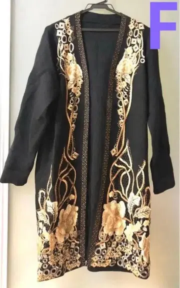 새상품급 2회 정도 사용 k three 케이 쓰리 자수 가디건