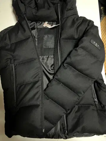 TATRAS 블랙 후드 부착 다운 자켓