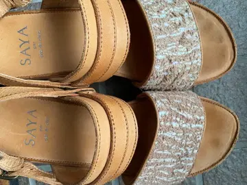 SAYA 베이지 샌들