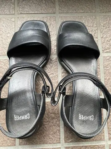 Camper 블랙 앵클 스트랩 샌들
