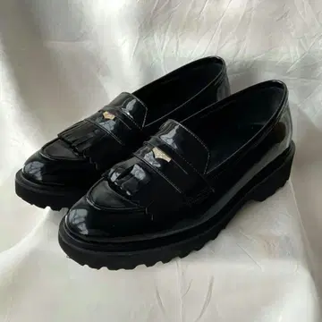 HIMIKO 트랙 밑창 코인 로퍼 에나멜 23.5 통굽