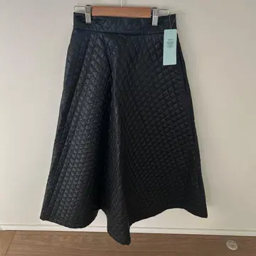 새상품 네미카 nemika 퀼팅 플레어 스커트