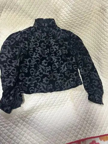 블랙 자수 크롭 셔츠