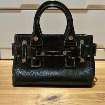 블랙 가죽 핸드백 금장 장식 포함 사만다 타바사