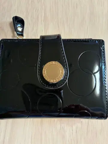 에나멜 블랙 접이식 지갑