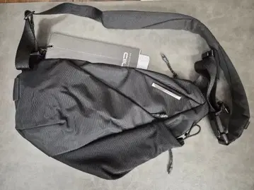 NIID FINO V 다기능 슬링백 Gray 왼쪽 착용