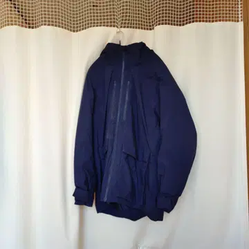 네이비 후드 부착 다운 자켓