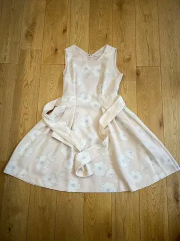 연한 핑크 플라워 프린트 슬리브리스 원피스