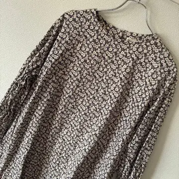 미사용 새상품 써니클라우드 Kazumi 모노톤 꽃무늬 원피스