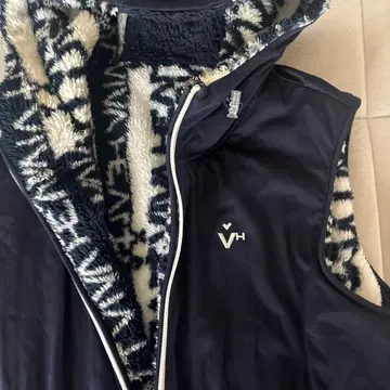 VIVA YOU 스포츠 플리스 안쪽 후드 부착 베스트