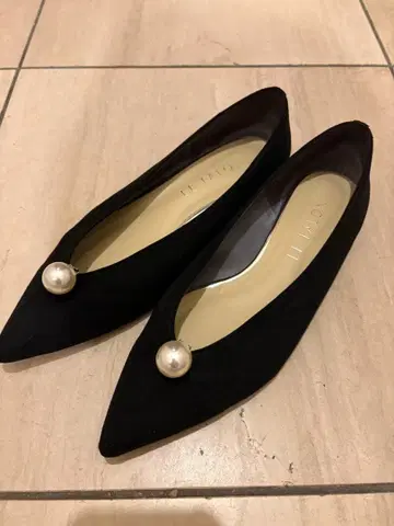 LE TALON 블랙 펄 장식 플랫 펌프스