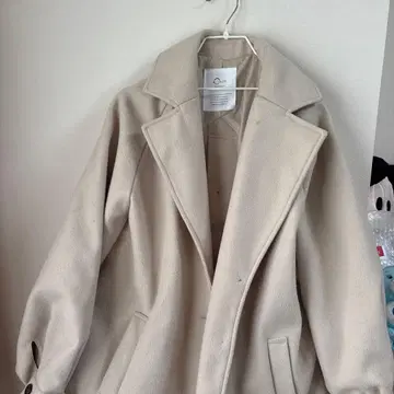 크림색 롱 코트