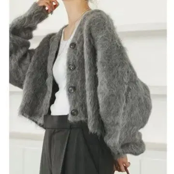 NOBLE 알파카 혼방 샤기 숏 가디건 그레이 니트