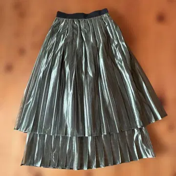 비돈나 새상품급 반짝이는 고급스러운 올리브 그린 플리츠 스커트