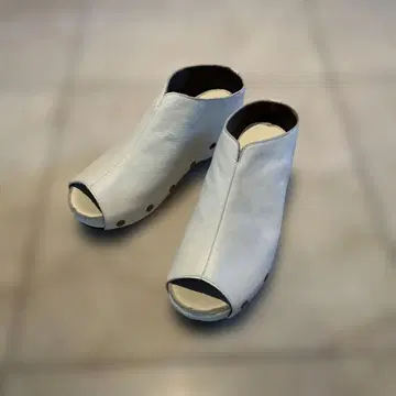 화이트 가죽 오픈토 샌들