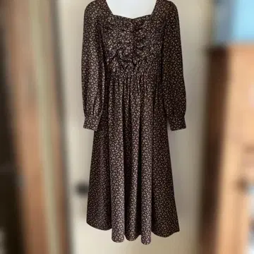 내추럴 뷰티 베이직 프릴 달린 꽃무늬 브라운 원피스