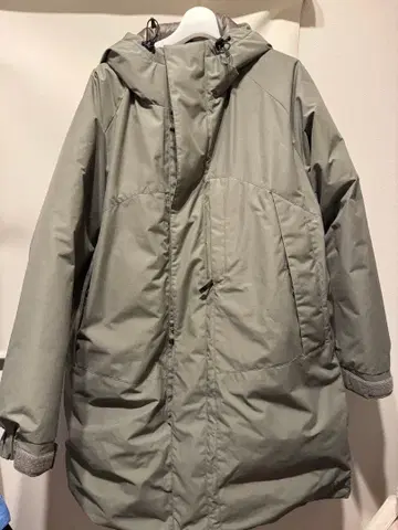 후드 부착 그레이 다운 자켓