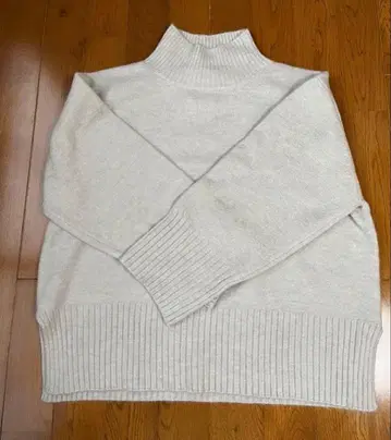 지나시스 라이트 그레이 터틀넥 니트