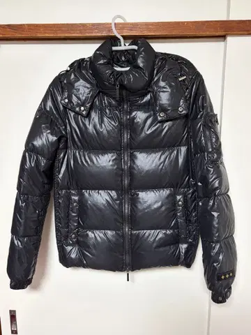 TATRAS 블랙 다운 자켓 후드 부착