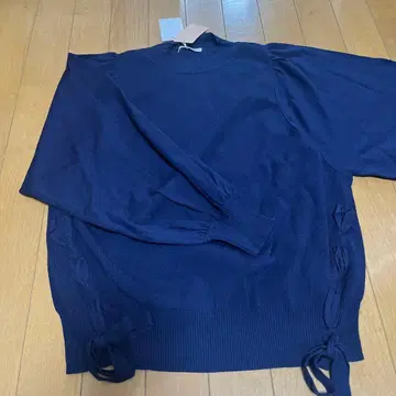 로즈 티아라 네이비 퍼프 슬리브 스웨터